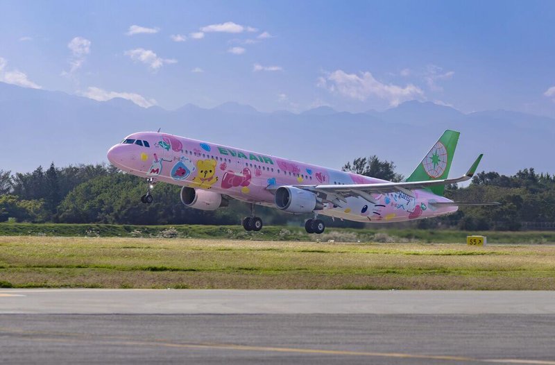 長榮航空股份有限公司最新彩繪Hello Kitty「粉萌機」，2025年1月22日到2月28日將限定飛航高雄－香港午班機BR849/BR850航班。（長榮航空提供）中央社記者余曉涵傳真 113年12月23日