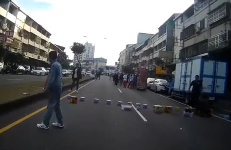 台中市霧峰區某宮廟22日辦遶境活動，廟方人員在車道上擺放鞭炮企圖燃放，車輛通行受阻；警方呼籲，雖合法申請路權，仍不能違法或影響交通。（民眾提供）中央社記者趙麗妍傳真 113年12月23日