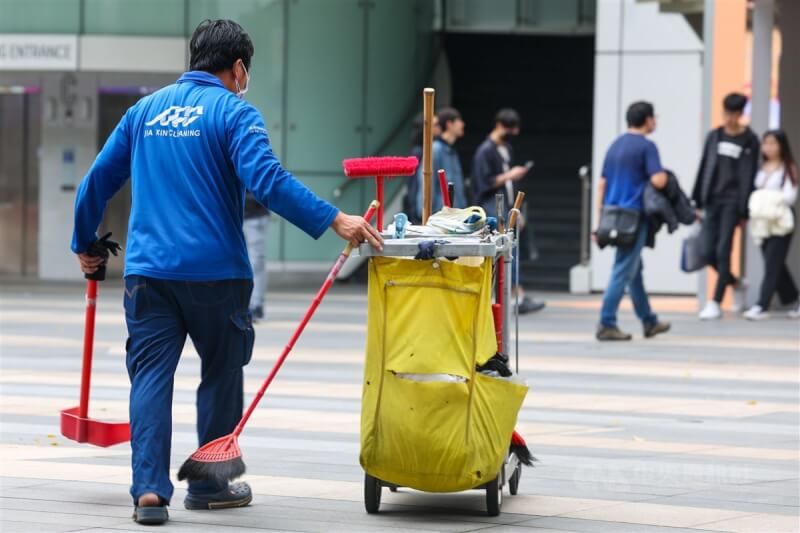 圖為台北市中正區一處商場外清潔人員工作中。（中央社檔案照片）