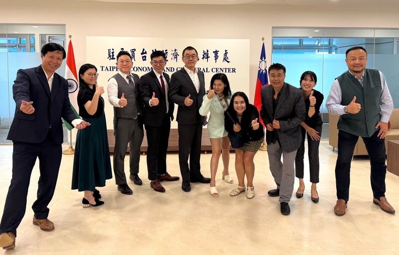 印度馬哈拉斯特拉州西區台灣商會正式成立,讓大孟買地區台灣人賴玉恩(右4)、史紫蓉(右5)滿心期待。(TCCMW提供提供)中央社記者李晉緯新德里傳真 113年12月23日