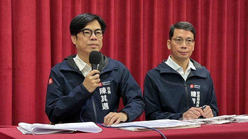 高雄市長陳其邁（左）23日在高雄市議會接受媒體聯訪，批評國民黨主導的財劃法修法對高雄非常不公，努力招商，反而分配比例最少。右為高雄市財政局長陳勇勝。中央社記者蔡孟妤攝 113年12月23日