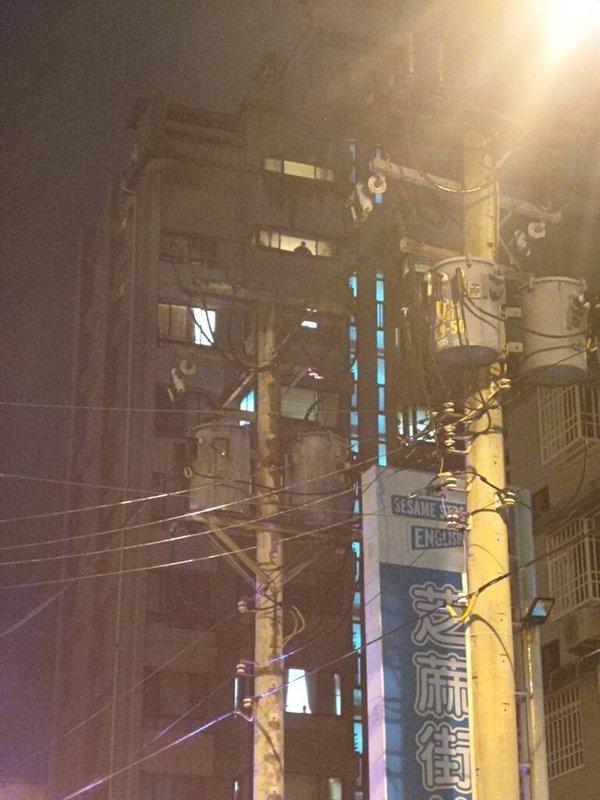 新竹縣竹北市部分區域23日發生停電,消防局表示,共獲報電桿火警3件,地點分別在新溪街、中華路、中正西路,另在鳳山溪橋有1起電線掉落狀況。(讀者提供)中央社記者郭宣彣傳真 113年12月23日