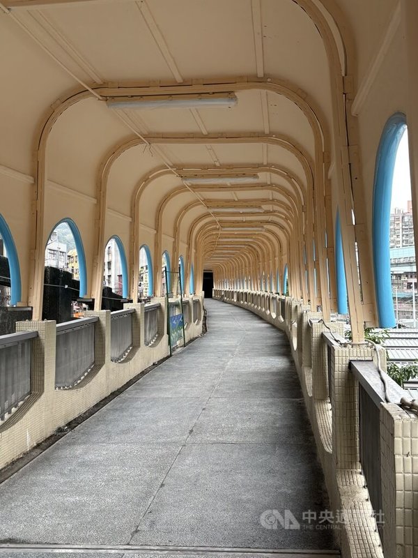 有「舒淇橋」稱號的基隆中山陸橋已有40餘年歷史，前市府考量陸橋老舊，原本有意拆除，經多次召開說明會，由於仍有通行需求，決定暫時保留，並以原色上漆、加強照明等修繕，延長使用壽命。中央社記者王朝鈺攝 113年12月23日