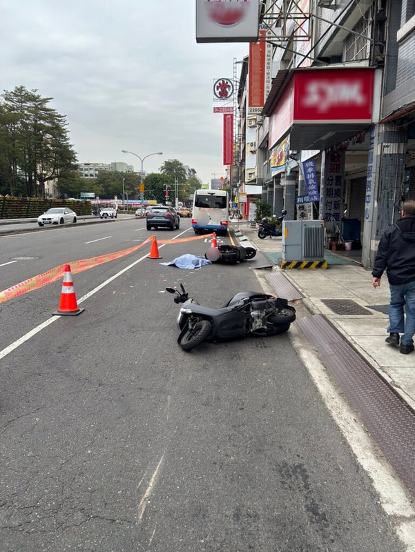 台中男子23日騎機車行經南區國光路，超車時與另名騎士發生碰撞，倒地後遭靠站停車的公車輾壓，當場身亡。（民眾提供）中央社記者趙麗妍傳真  113年12月23日