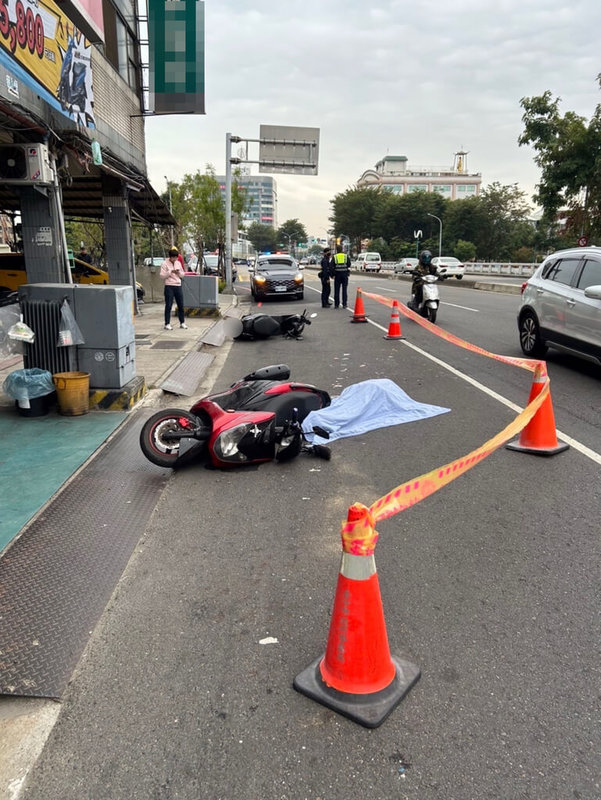 林姓男子騎機車行經台中市南區國光路，他超車時與蔡姓女騎士發生碰撞，倒地後遭靠站公車輾過，當場死亡。（民眾提供）中央社記者趙麗妍傳真 113年12月23日