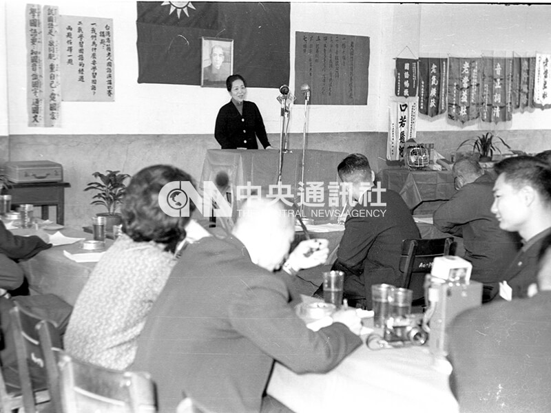 60歲的李勉進行演說,她是此次最年輕的參賽者。中央社記者陳漢中攝 52年12月24日