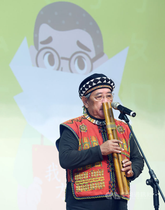 國家人權博物館推出「請說國語?! 戰後語言政策與人權議題」特展,23日在白色恐怖景美紀念園區禮堂舉行開幕典禮,排灣族歌手丹耐夫正若(圖)演奏鼻笛。中央社記者郭日曉攝 113年12月23日