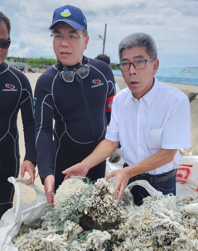 立法院20日通過憲法訴訟法修正部份條文，民進黨立委楊曜（右）籲請行政院長卓榮泰應拒絕副署。圖為楊曜9月陪同環境部長彭啓明（左）在澎湖視察清除海底覆網情形。中央社  113年12月23日