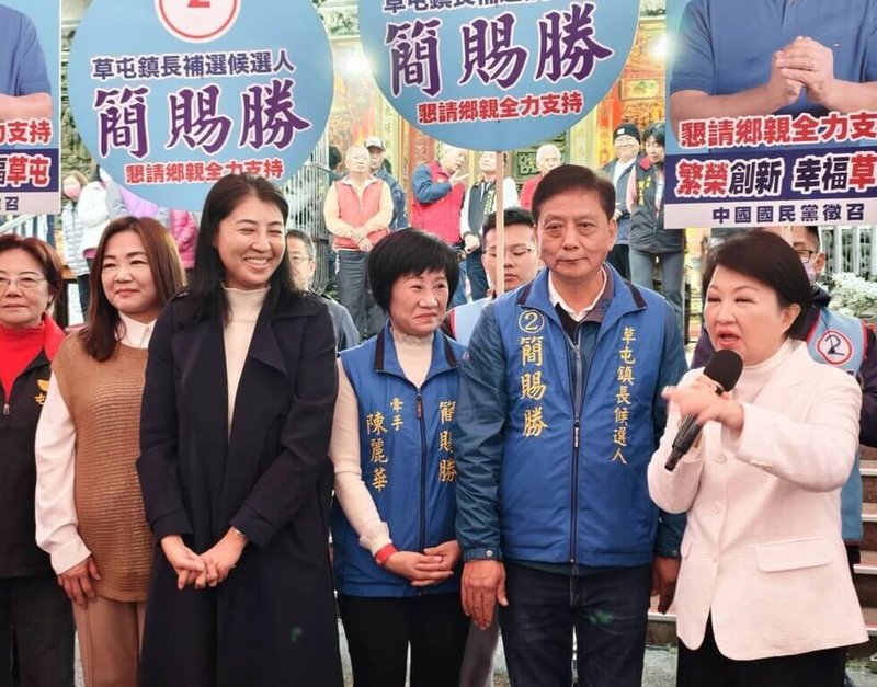 拚戰南投草屯鎮長補選,國民黨參選人簡賜勝(前右2)23日由台中市長盧秀燕(前右)、南投縣長許淑華(前左3)等人陪同拜票,懇請選民支持。(簡賜勝團隊提供)中央社記者蕭博陽南投傳真 113年12月23日