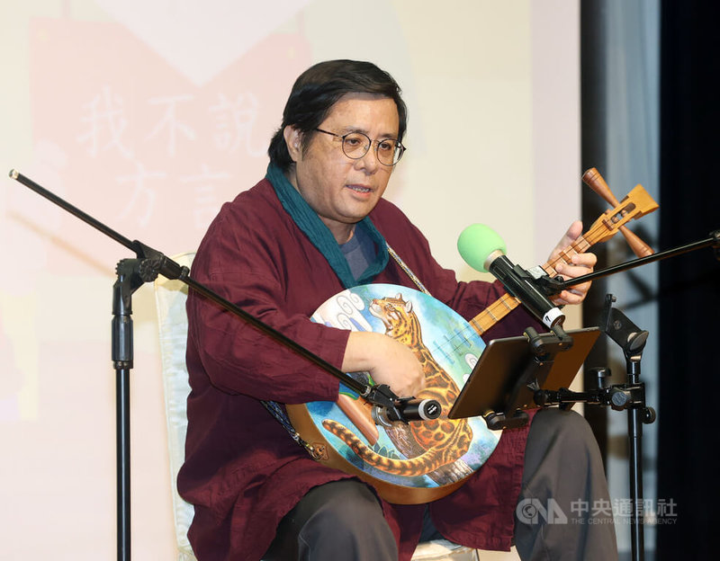 國家人權博物館「請說國語?! 戰後語言政策與人權議題」特展23日起在白色恐怖景美紀念園區展出,台語文作家周定邦(圖)在開幕典禮上帶來唸歌演出。中央社記者郭日曉攝 113年12月23日