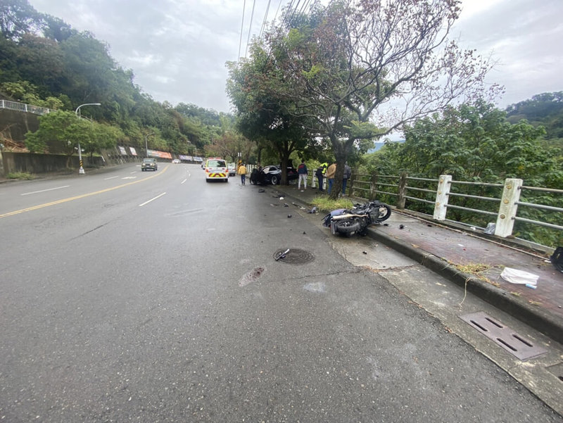 台中沈姓男子24日上午駕駛小客車，疑因天雨路滑行駛至對向車道，與楊姓女騎士發生碰撞，導致楊女跌落邊坡，送醫不治。（民眾提供）中央社記者趙麗妍傳真  113年12月24日