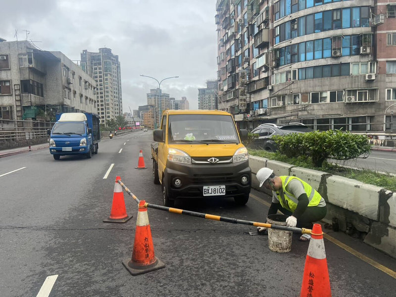 有民眾在網路發文指稱北新橋面有裂縫，恐有危險。新北市工務局表示，這是橋台與橋面板間伸縮縫反射裂縫，結構未受損、安全無虞，不過，為避免恐慌，已派員鋪面填補。（新北市工務局提供）中央社記者趙敏雅傳真  113年12月24日