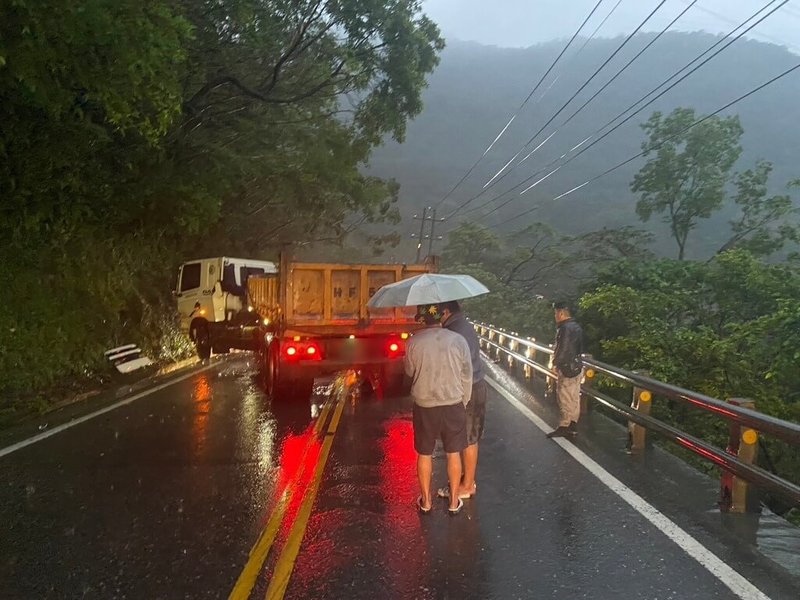 羅姓男子24日駕駛砂石車沿著蘇花路廊台9線從宜蘭往花蓮方向行駛，傍晚行經東澳段時，疑似天雨路滑自撞山壁，當地路段一度阻斷，幸未造成人員受傷。（讀者提供）中央社記者沈如峰宜蘭縣傳真  113年12月24日