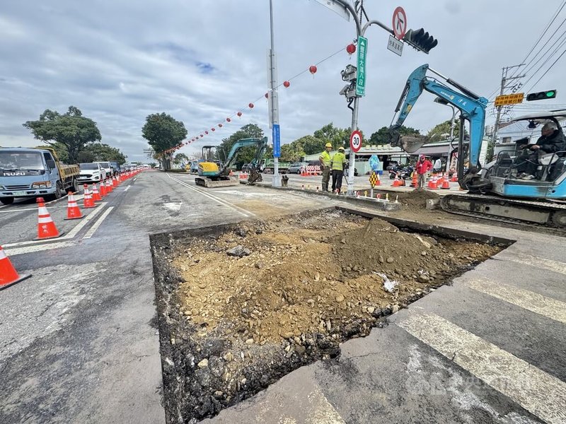 台中市豐原區豐原大道八段因自來水管線滲漏，導致地面出現下陷，施工單位進場搶修，維護用路人安全。中央社記者趙麗妍攝  113年12月24日