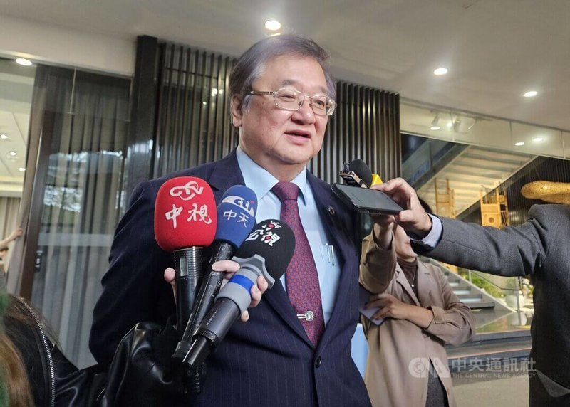 面對本土學歷牙醫質疑總統賴清德11月承諾新的醫師法細則會更嚴謹、提高波波醫師國考門檻,如今已跳票。衛福部長邱泰源(中)24日回應,這是20年以來最嚴格的規定,共識就是「關門」。中央社記者陳婕翎攝 113年12月24日