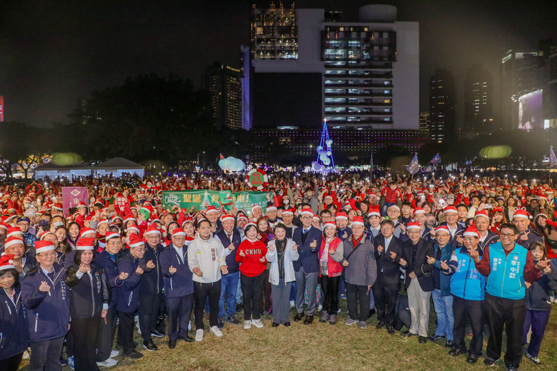 台中市政府民政局24日晚間舉辦平安夜耶誕晚會，邀集1004名耶誕老公公齊唱「平安夜」，一同手持發光小物，照亮市民廣場。（台中市政府提供）中央社記者郝雪卿傳真  113年12月24日