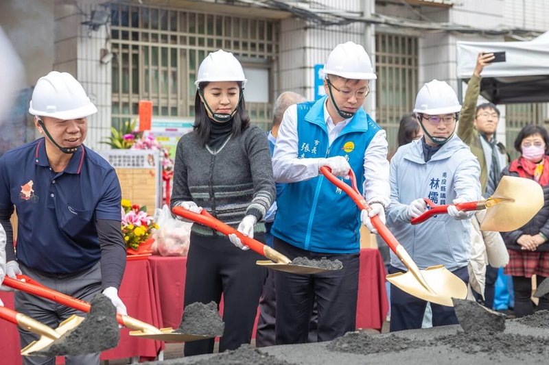 南投縣政府向教育部爭取全額補助，改建南投市德興國小老舊校舍，24日舉行校舍整建動土典禮，縣長許淑華（左2）等人出席，工程預計民國115年10月完工。（南投縣政府提供）中央社記者鄭維真傳真  113年12月24日