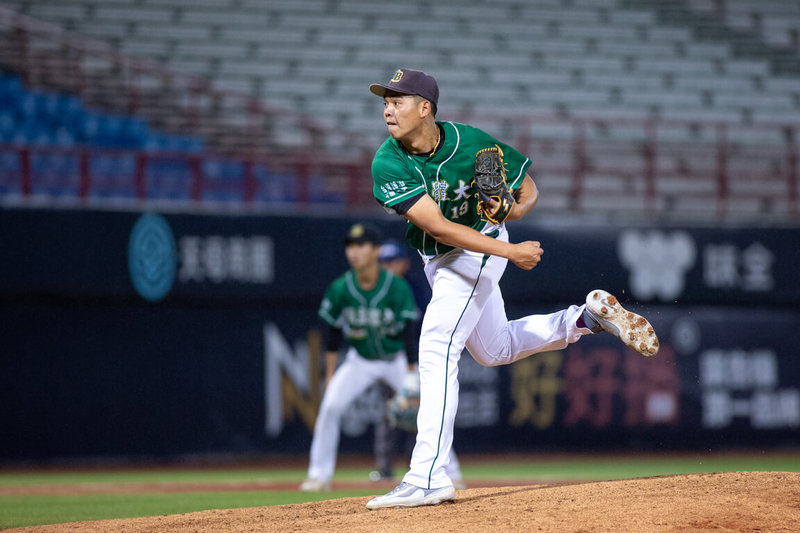 日本青山學院棒球隊來台交流賽24日在天母棒球場與國立體大交手，國體投手黃玠瀚（圖）中繼2局飆速150公里無失分無關勝敗，青山學院6局下攻勢串聯攻下3分，國體追分不及吞敗。（中華民國棒球協會提供）中央社記者謝靜雯傳真  113年12月24日