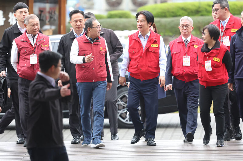 總統賴清德(前右3)24日上午前往板橋慈濟靜思堂視察防災協作中心避難收容開設演練,新北市長侯友宜(前右4)、內政部長劉世芳(前右)於門口迎接。中央社記者趙世勳攝 113年12月24日