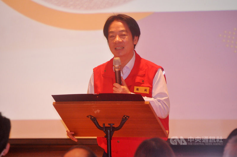 總統賴清德(圖)24日在慈濟板橋靜思堂視察新北市防災協作中心開設運作情形,他致詞表示,全民防衛需中央與地方、民間一起合作。新北結合民間豐沛的力量,防災協作很成功,期許成為台灣的模範。中央社記者黃旭昇新北攝 113年12月24日
