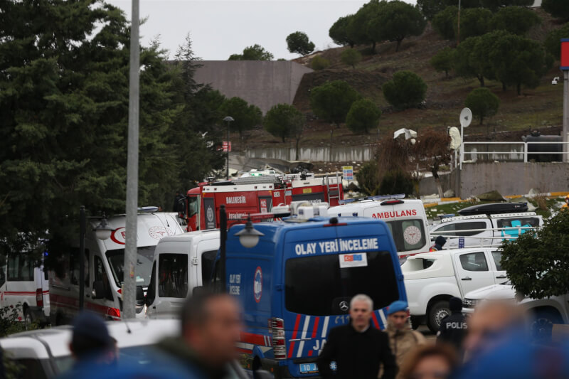 土耳其西北部一家炸藥工廠24日發生強烈爆炸，造成12人喪生，大批警消出動。（安納杜魯新聞社）