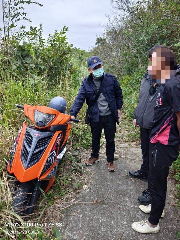 台中、苗栗山區近2個月遭竊取200條高鐵、台鐵電纜線，警方掌握線索後，23日冒低溫到苗栗山區埋伏，順利逮捕3人送辦。（民眾提供） 中央社記者趙麗妍傳真  113年12月24日