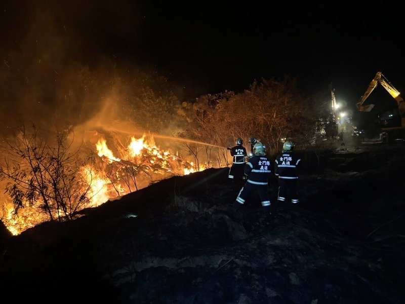 金門縣金湖鎮陽明湖附近田野24日晚間發生大面積火警，金門縣消防局出動9輛消防車、1台空拍機及警義消40人次搶救，歷時3.5小時火勢完全熄滅。（金門縣消防局提供）中央社記者吳玟嶸傳真  113年12月25日