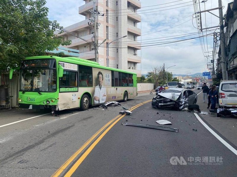 台中市大里區仁化路25日上午發生機車、自小客及公車相撞事故，警消到場時1名機車騎士受傷、1名駕駛受困自小客車，經消防人員使用器材破壞車體脫困，2名傷者送大里仁愛醫院治療。（翻攝照片）中央社記者蘇木春傳真  113年12月25日