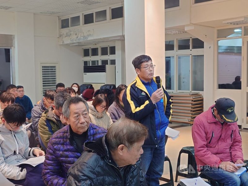 連江縣北竿鄉公所25日晚間舉辦北竿機場擴建案配套措施研商會議,前議員謝承春(立者)會中指出,再多配套措施仍無法彌補機場暫關閉期間對北竿民生經濟衝擊,盼相關單位能重新檢討施工方法。中央社記者潘欣彤攝 113年12月25日