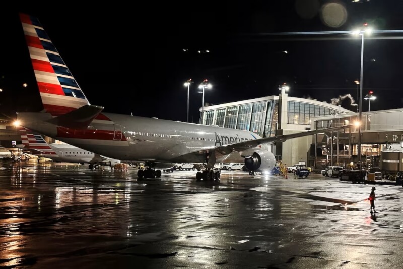 美國航空一架班機停靠在波士頓洛根機場。（路透社）