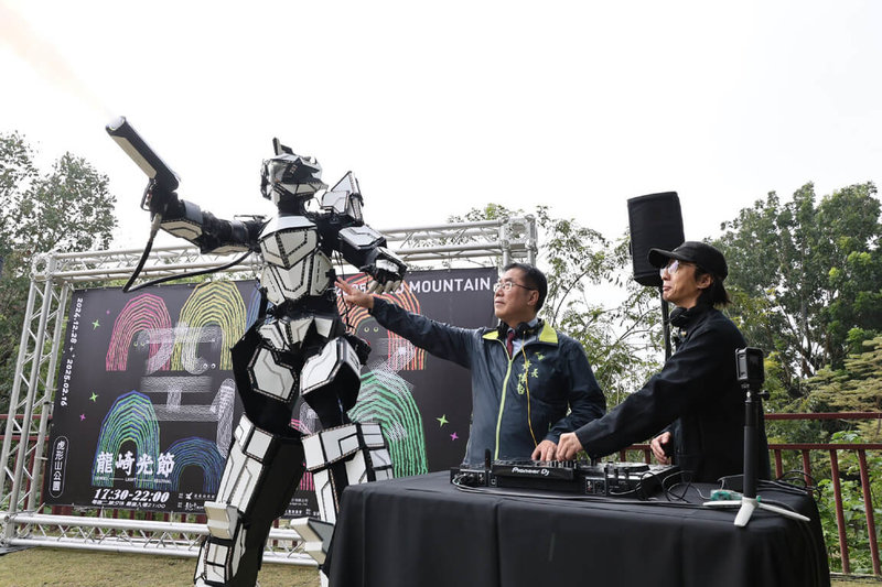 2025龍崎光節：空山祭「焰土新生」展前宣告記者會25日在龍崎區虎形山公園舉行，台南市長黃偉哲（左）出席宣傳活動。（台南市政府提供）中央社記者楊思瑞台南傳真  113年12月25日