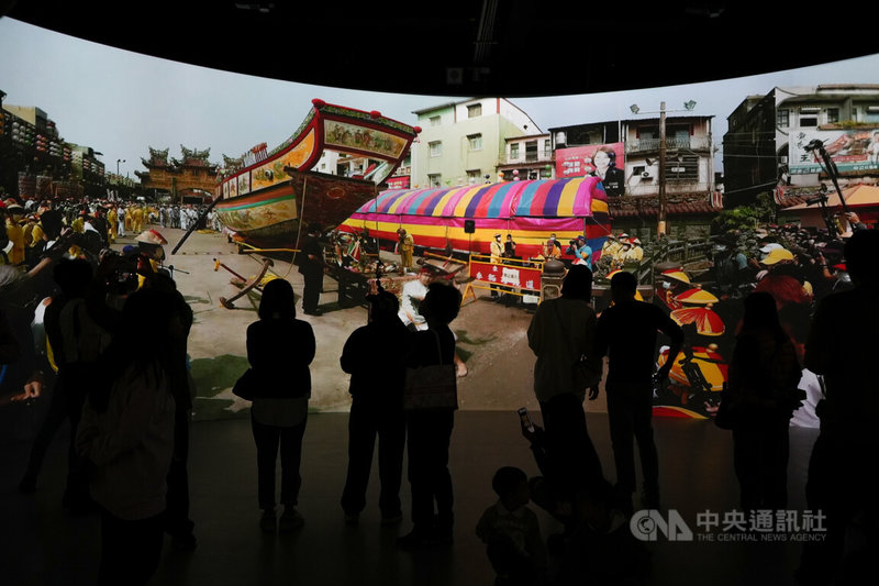 屏東王船文化館27日將正式開館，1樓設有360度環形沉浸式劇場「生命的長河」，解開迎王平安祭典與王船歷史源起，結合東港在地藝術家黃志偉旁白，讓觀眾猶如置身祭典現場。中央社記者黃郁菁攝 113年12月25日