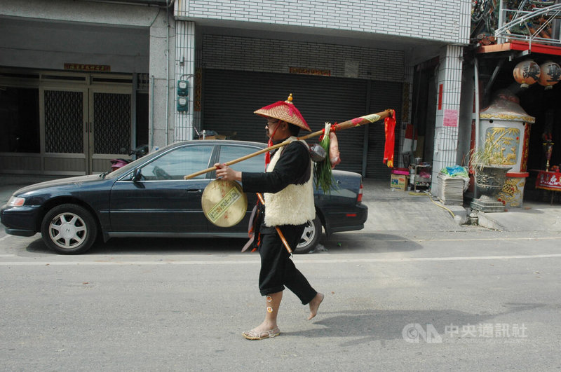 台東元宵節陣頭遶境中的「報馬仔」林錦成，20幾年來赤腳、不對稱打扮走在隊伍前勸人知足長善，感恩惜福。他是專業報馬仔，日前因病過世，26日將出殯。圖為95年台東元宵遶境。中央社記者盧太城台東攝  113年12月25日