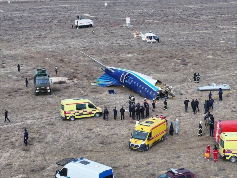 一架亞塞拜然航空客機25日在哈薩克阿克套市附近墜毀。（路透社）