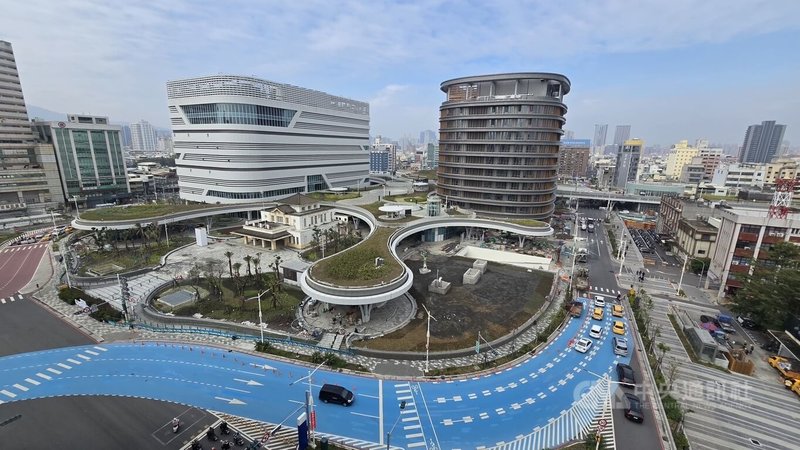 台鐵高雄車站即將竣工，「中央下沉式圓型廣場」已近完工，近日不少民眾經過時都會抬頭欣賞整面不規則橢圓天花板設計，廣場已成拍照打卡景點。圖為從高處俯瞰高雄車站周邊。中央社記者董俊志攝  113年12月25日