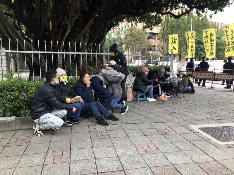 台北地檢署偵辦京華城等案，26日起訴民眾黨主席柯文哲，總計求處28年6月徒刑。北檢旁下午陸續出現支持者小草和民眾黨工們集結聲援，現場並插有「放人」等字樣的黃旗幟。中央社記者王朝鈺攝 113年12月26日