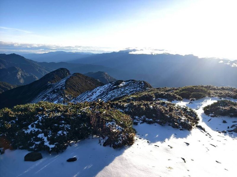 冷氣團接踵而至,雪霸國家公園管理處26日表示,園區高山已有積雪3至5公分,上山除要注意保暖,低溫環境登山步道容易產生結冰,務必備妥雪攀裝備並熟悉使用方式。(山友江育賢提供)中央社記者管瑞平傳真 113年12月26日