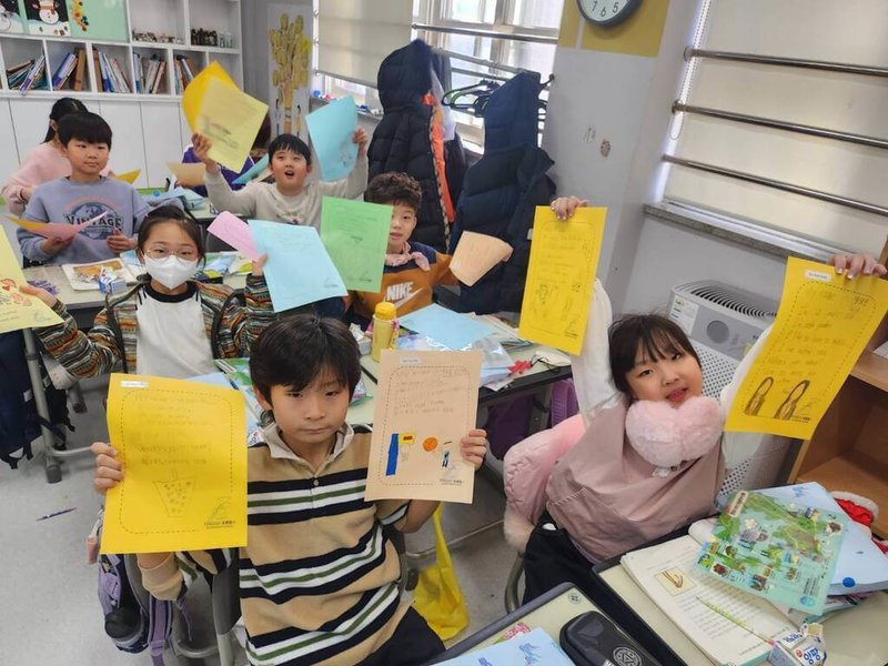 澎湖縣風櫃國小與韓國首爾Dongnimmun小學2校學生先前透過信件交流、互贈禮物建立起深厚友誼,校方表示,盼孩子們透過文化互動,學習彼此差異與共同點。(風櫃國小提供)中央社 113年12月26日