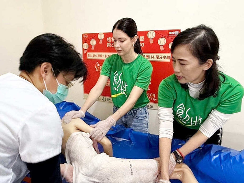 藝人安妮（右2）小時候險成植物人，她因病感同身受，如今投身植物人公益活動，擔任愛心大使為臥床者沐浴。（創世基金會提供）中央社記者陳婕翎傳真  113年12月26日