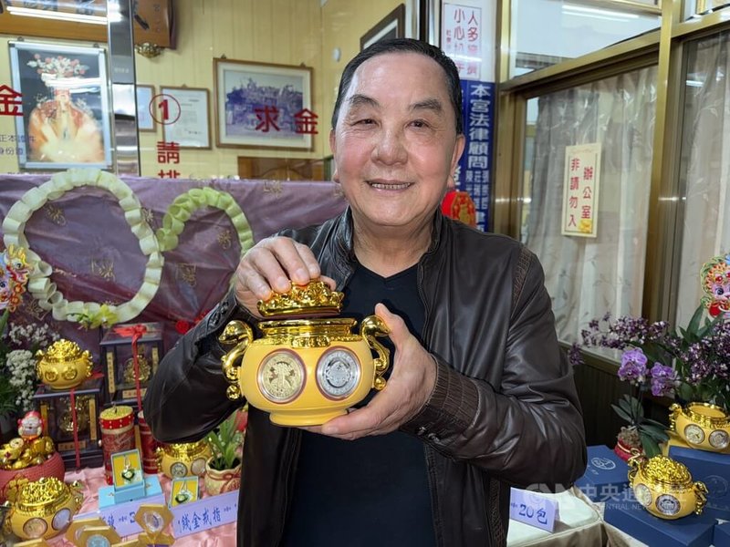竹山鎮紫南宮26日發表蛇年錢母,其中套幣展示座設計為聚寶盆,由紫南宮主任委員莊秋安親自介紹。中央社記者蕭博陽南投縣攝 113年12月26日