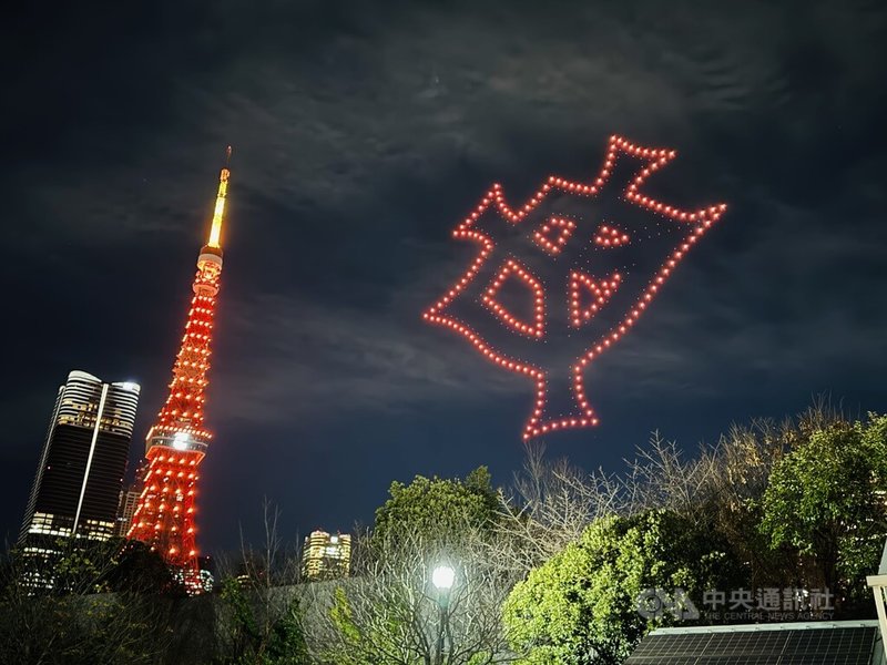 日本職棒讀賣巨人隊球團慶祝成立90週年，26日晚間在東京鐵塔旁的增上寺上空有400架無人機表演。中央社記者楊明珠東京攝  113年12月26日