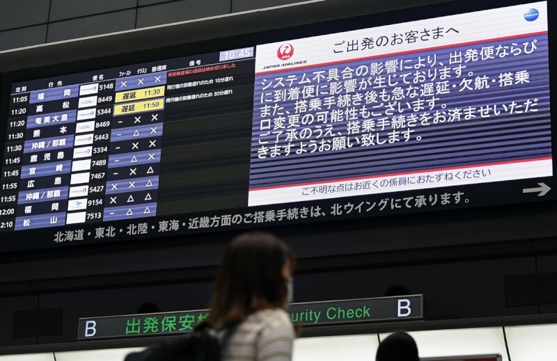 日本航空26日遭遇網路攻擊，東京羽田機場電子布告欄顯示相關說明。（共同社）