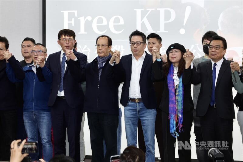 台北地檢署偵辦京華城、政治獻金案,26日以涉嫌收賄、圖利、侵占、背信等罪起訴前台北市長柯文哲;台灣民眾黨下午在台北舉行國際記者會,要求北院依照正當法律程序,接押庭公開審理。中央社記者張皓安攝 113年12月26日