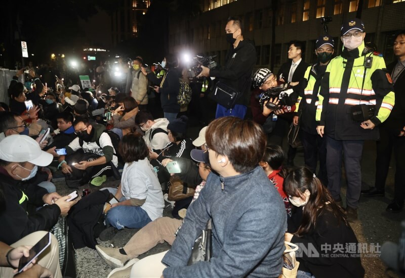 前台北市長柯文哲涉京華城等案遭起訴,多名支持者26日晚間前往北檢大門外表訴求,要求「公開審理、釋放柯P」,由於聚會活動並未合法申請,警方也動員到場勸離。中央社記者張皓安攝 113年12月26日