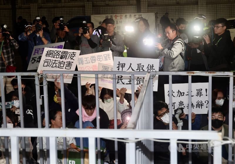 前台北市長柯文哲涉京華城、政治獻金案遭起訴,台北地方法院26日下午組成合議庭審理,並於晚間6時30分召開移審庭,民眾黨支持者則在北檢大門前集結,靜坐抗議。中央社記者張皓安攝 113年12月26日