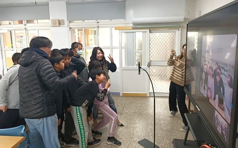 澎湖縣風櫃國小與韓國首爾Dongnimmun小學雙方學子透過信件交流、互送禮物建立起深厚友誼,26日首度舉辦視訊連線交流活動。(澎湖風櫃國小提供)中央社 113年12月26日