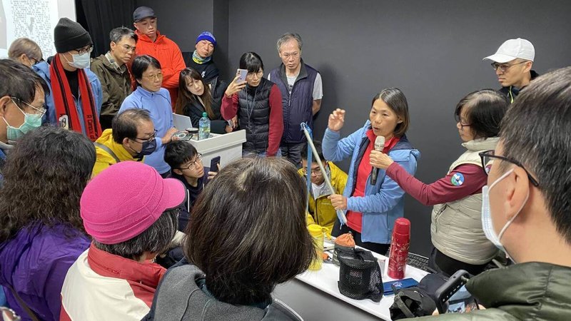 迎接雪季,雪霸國家公園管理處與王品集團共同舉辦登山安全講座,邀請登山家李美涼分享雪季登山經驗並示範衣物裝備使用等,呼籲民眾務必熟悉操作方式反覆練習,建議行前參加相關訓練。(雪霸國家公園管理處提供)中央社記者管瑞平傳真 113年12月26日