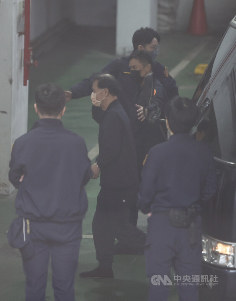 羈押中的前台北市副市長彭振聲(前中)被囚車提押至北檢。中央社記者趙世勳攝 113年12月26日