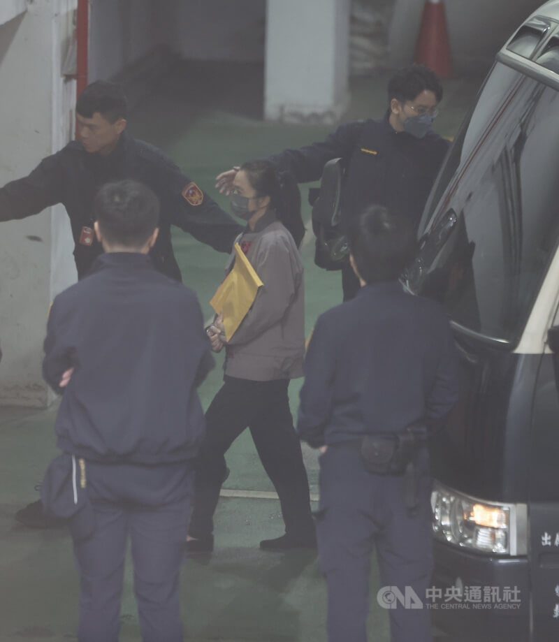 羈押中的國民黨台北市議員應曉薇(中)被囚車提押至北檢。中央社記者趙世勳攝 113年12月26日