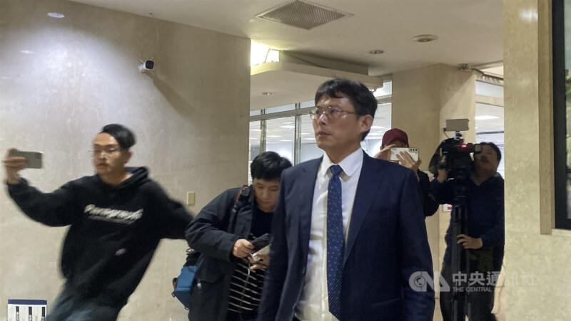 立委黃國昌(前右)稱到北院聽庭。中央社記者黃旭昇攝 113年12月26日